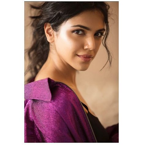 Shriya Pilgaonkar ÇR❕GR❕ Shriya Pilgaonkar, Marathi Actress, Gal Gadot, Poetry Books, Jujutsu, Poetry, Saree, Actresses, Actors