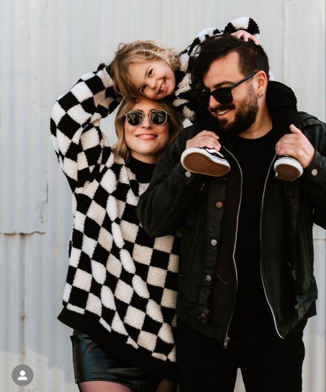 Grungy Family Photoshoot, Hipster Family Photoshoot, Moody Christmas Photography Family, Graffiti Wall Family Photoshoot, Punk Rock Family Photoshoot, Family Photo Outfits City, Unique Fall Family Photos, Streetwear Family Photos, Vans Family Pictures