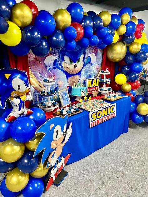 Sonic Birthday Theme Party Ideas, Sonic Balloon Arch, Sonic The Hedgehog Decorations, Super Sonic Birthday Party Ideas, Sonic Hedgehog Birthday Ideas, Sonic Centerpieces Birthday Parties, Boys 5th Birthday Party Ideas, Sonic Theme Birthday Party, Sonic Birthday Party Ideas