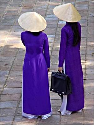 Au Vietnam, souvent les hommes sont à la mode occidentale et les femmes restent fidèles au costume national. Mais les vietnamiennes ont su donner une élégance particulière à ces tenues traditionnelles. Vietnam, Purple