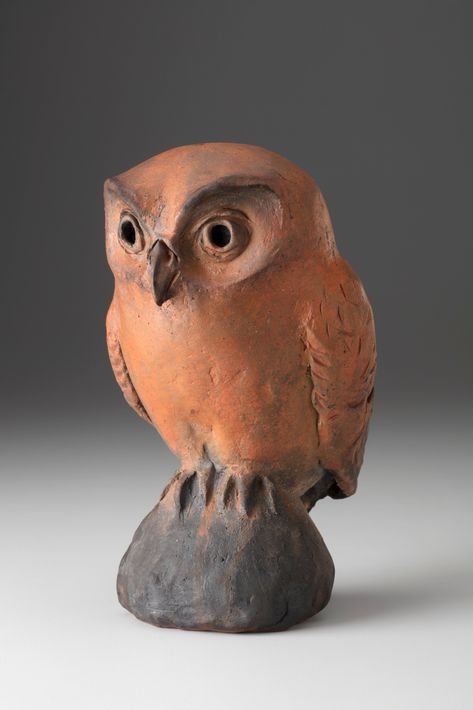 Ceramic Owl  •  Free tutorial with pictures on how to mold a clay animal in under 120 minutes Owl Pottery, Clay Owl, Ceramic Sculpture Figurative, Pottery Animals, Ceramic Art Sculpture, Sculptures Céramiques, Pottery Handbuilding, Round Eyes, Keramik Design