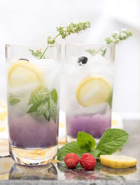 Lavender Collins, Lavender Drink, Lavender Cocktail, Sparkling Lemonade, Lavender Recipes, Lavender Syrup, Girl Time, Lavender Lemonade, Tom Collins