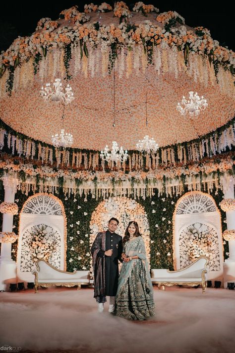 Photo of Royal stage decor idea Royal Engagement Decoration, Royal Reception Stage Decoration, Grand Engagement Decoration, Grand Stage Decoration, Grand Wedding Stage Decorations Indian, Grand Reception Stage Decor, Wedding Reception Stage Decorations Backdrops, Grand Wedding Stage Decorations, Royal Wedding Decor