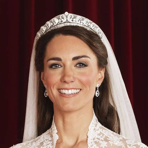 Why Kate Middleton’s wedding tiara was a truly sentimental choice Kate Middleton Wedding Tiara, Kate Middleton Makeup, Princess Diana Wedding Dress, Princess Beatrice Wedding, Kate Middleton Wedding Dress, Diana Wedding Dress, Duchesse Kate, Düşes Kate, Prince William Et Kate