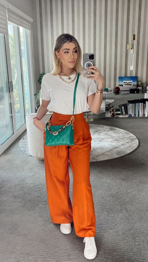 Bright Pants Outfit, Pantalon Naranja Outfits, Orange Pants Outfit, Colored Pants Outfits, Pantalon Orange, Summer Work Outfits Office, Bright Pants, Scandi Fashion, Summer Pants Outfits