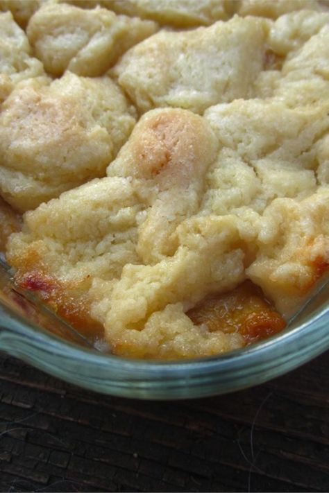 Cookie-Crusted Peach Cobbler | "f you like peaches and sugar cookies this is a perfect combination for a cobbler! It is very sweet and very easy to make." #dessertrecipes #dessertideas #dessertdishes #sweettreats Peach Dessert Recipes, Peach Desserts, Dessert Aux Fruits, Desserts Vegan, Peach Cobbler Recipe, Keto Brownies, Peach Recipe, Cookie Crust, Cobbler Recipes