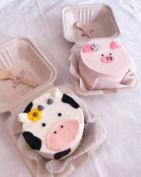 Spring Cake Designs, Piggy Cake, Cake Decorating Party, Cow Cake, Twin Birthday Cakes, Churro Cheesecake, Cow Cakes, Tiny Cakes, 3rd Birthday Cakes