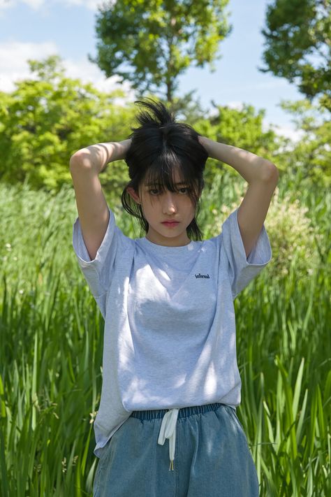 Tshirt Reference Photo, Interesting Poses Reference Photo, Simple Pose Reference Photo, Natural Poses Reference, Pose Photography Reference, Relaxed Poses Reference, Reference Poses Photography, Real Life References, Noh Yuju