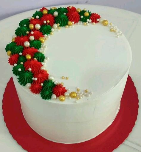 Merry Christmas Cake Design, Cake Design For Christmas, Minimalist Christmas Cake, Disney Cakes For Adults, Round Christmas Cake Designs, Crismas Cakes Ideas, Christmas Cakes Decoration, Christmas Cake Simple, Simple Christmas Cakes