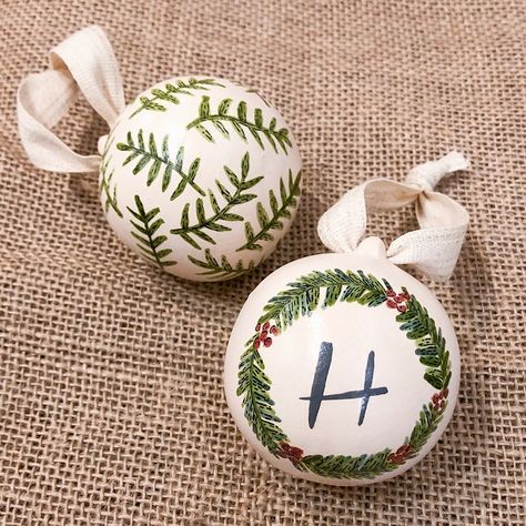 Bauble Decoration Ideas Easy Diy, Pottery Bauble Painting, Bauble Painting Ideas, Hand Painted Baubles, Painted Baubles, Ceramic Baubles, Hand Painted Bauble, Pottery Ornaments, Diy Pottery Painting