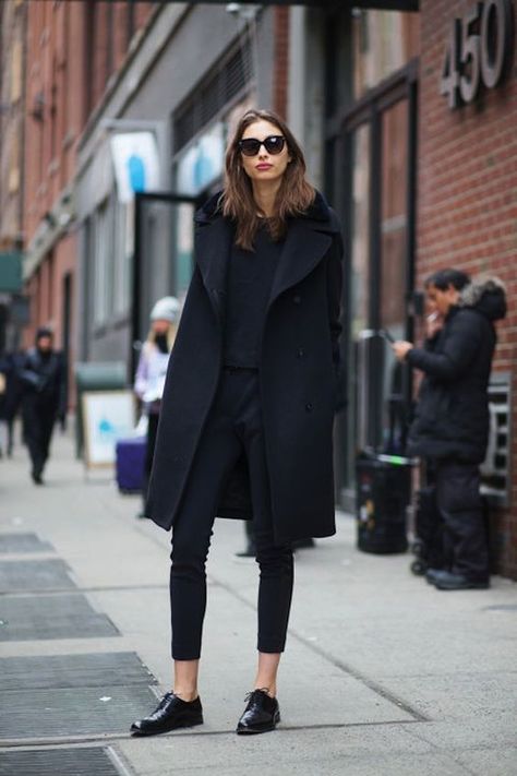 Loafer flatforms oxfords best winter shoes Minimalisticky Chic, Svarta Outfits, Winter Styling, Outfit Styling, New York Fashion Week Street Style, Shoe Trends, Ideas Outfit, Looks Street Style, Looks Black