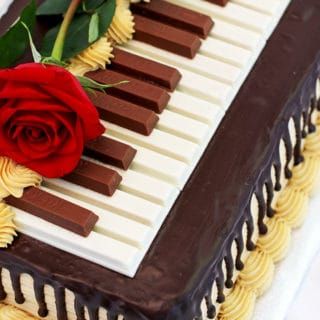 Chocolate Meringue Cake, Tort Special, Meringue Cake Recipe, Tårta Design, Piano Cakes, Music Cakes, Chocolate Meringue, Meringue Cake, בר מצווה