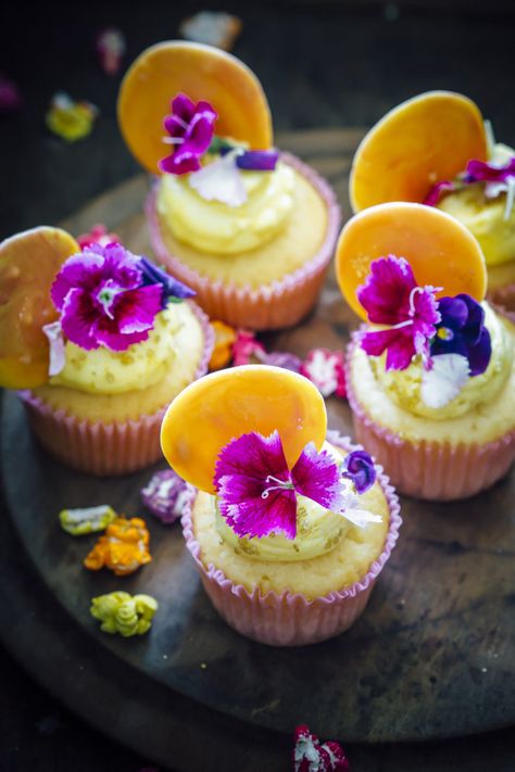 passion fruit cupcakes with passion fruit swiss meringue buttercream Fruit Filled Cupcakes, Fruit Cupcakes Recipes, Passion Fruit Cake, Tea Treats, Fruit Cupcakes, Dessert Inspiration, Filled Cupcakes, Mini Dessert, Meringue Buttercream