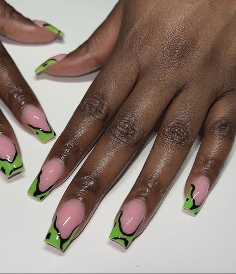 Green And Black Nails, Indian Nails, Fake Nails White, Short Nail Manicure, Acrylic Toe Nails, Squoval Nails, Edgy Nails, Girly Acrylic Nails, Casual Nails