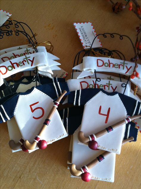 End of the field hockey season gift for the players Hockey Crafts Diy Gift Ideas, Hockey Team Gift Ideas, Hockey Projects, Hockey Sayings, Hockey Banquet, Hockey Party Favors, Soccer Treats, Team Gift Ideas, Christmas Gift Ides