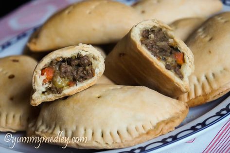 Nigerian meat pie, one of my favorite hand pie recipes somewhat similar to empanadas can be made with different types of meat. Perfect for sharing. Beef Hand Pies, Shipwreck Casserole, Gluten Free Empanadas, Pie Savory, Nigerian Meat Pie, Chicken Patty, Jamaican Chicken, Chicken Empanadas, Savory Pies Recipes