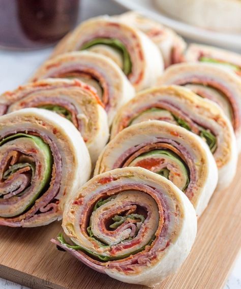 Italian Pinwheels | Looking for quick and refreshing picnic recipes? You must try these picnic recipes that are perfect for making ahead of time and eating outdoors. With these summer picnic recipes, all the work is done ahead of time, prepare these delicious recipes at home before storing them in a cooler to take with you. #xokatierosario #picnicrecipes #picnicfoodideas #outdoorentertaining Beach Day Snacks, Italian Pinwheels, Yummy Appetizers Parties, Summer Picnic Food, Appetizers For A Crowd, Summer Meals, Picnic Ideas, Superbowl Snacks, Outdoor Eating