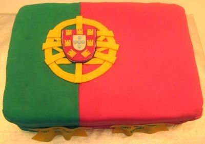 Portuguese Flag Cake By Sleepy_Baker on CakeCentral.com Portuguese Cakes, Flag Cupcakes, Portuguese Flag, 90th Birthday Cakes, Portugal Flag, Flag Cake, Cake Stuff, Decorated Cakes, Mum Birthday