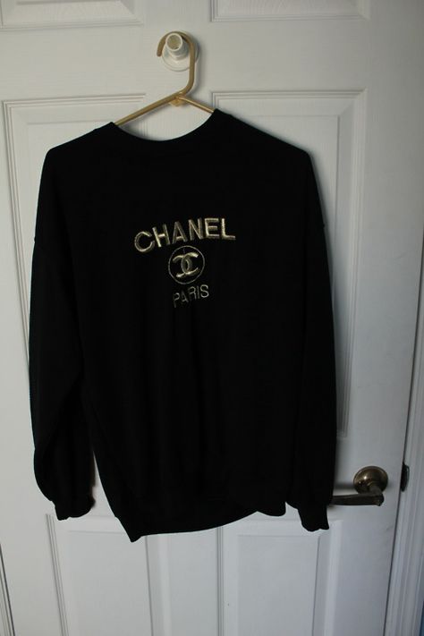 Chanel Sweatshirt, Thrift Store Outfits, Chanel Shirt, Design 101, Dope Fashion, Warm Outfits, Weekend Wear, Types Of Fashion Styles, Bananas