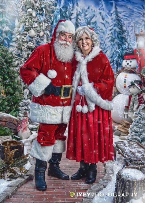 Santa And Mrs Claus Picture, Santa And Mrs Clause Photoshoot, Hor Devours, Santa Images, Santa Claus House, Christmas Pictures Vintage, Christmas Picture Books, Santa Claus Pictures, Santa Claus Outfit