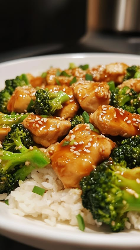 Chicken and Broccoli Stir Fry! Chicken Broccoli Rice Stir Fry, Stir Fry Easy, Chicken And Broccoli Stir Fry, Chicken Broccoli Stir Fry, Chicken Broccoli Rice, Healthy Dinner Recipe, Easy Healthy Dinner, Easy Stir Fry, Chicken And Broccoli