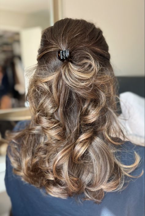 Light brown hair curled and clipped back partly up and partly down Brunette Balayage Summer, Brunette Light, Balayage Summer, Medium Hair Length, Light Brunette, Curled Hair, Bronde Hair, Brunette Balayage, Hair Light