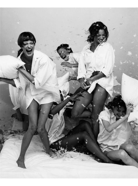 “Vogue Italia supplement Linda Evangelista, Naomi Campbell, Amber Valletta, Christy Turlington & Shalom Harlow Vogue It May 1993 © Steven Meisel Nadja Auermann, Shalom Harlow, Vogue Magazine Covers, Stephanie Seymour, Best Friend Photography, Carla Bruni, Black And White Photograph, Steven Meisel, Linda Evangelista