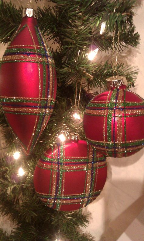 Christmas Tree Inspiration Modern, Plaid Ornaments, Traditional Decoration, Christmas Lights Outside, Christmas Tartan, Red Christmas Decor, Tartan Christmas, Ribbon On Christmas Tree, Christmas Tree Inspiration