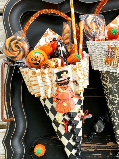 Halloween Diy Treats, Treat Cones, Dulceros Halloween, Diy Halloween Treats, Halloween Paper Crafts, Spooky Art, Diy Treats, Halloween Scrapbook, Halloween Party Favors