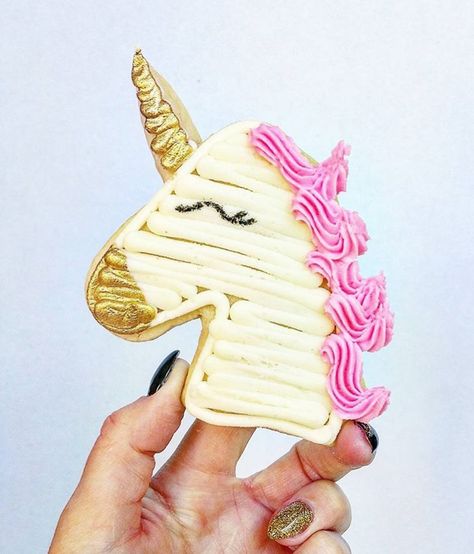 Unicorn Buttercream Cookies, Unicorn Cookies Buttercream, Unicorn Buttercream, Unicorn Cookies, Rainbow Cookies, Cupcake Decorating, Eat To Live, Cookie Ideas, Unicorn Birthday