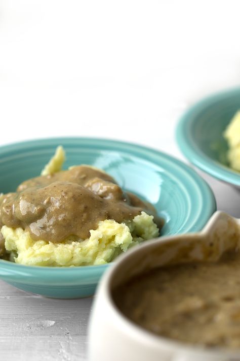 Easy Vegan Mushroom Gravy Last Minute Recipes, Make Mashed Potatoes, Vegan Mushroom Gravy, Mashed Potatoes And Gravy, Vegan Staples, Potatoes And Gravy, Staple Recipes, Tempeh Bacon, Vegan Gravy