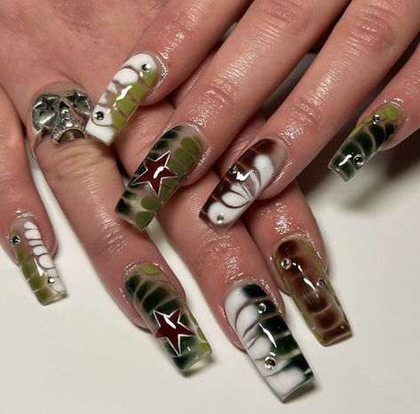 Green Alt Nails, Brown And Green Nails Design, Green Y2k Nails, Crazy Nail Art Unique, Grunge Nails Acrylic 90s, Trash Nails, Alternative Nails, Molten Metal, Best Nails