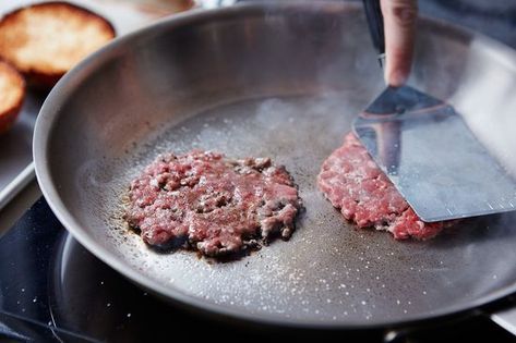 With Hamburgers, It’s What’s (Not) on the Inside That Counts Cheeseburgers Recipe, Skillet Burgers, Grilling Machine, Smash Burger Recipe, Dinner Planning, Cheeseburger Recipe, Food Lab, Shake Shack, Smash Burger