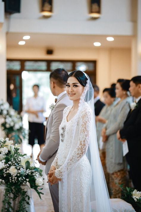 Kebaya by Robby Dion White Kebaya Wedding, Kebaya Nikah Modern, Indonesian Wedding Dress, White Kebaya, Baju Tunang, Wedding Kebaya, Kebaya Akad Nikah, Kebaya Nikah, Kebaya Pengantin Modern