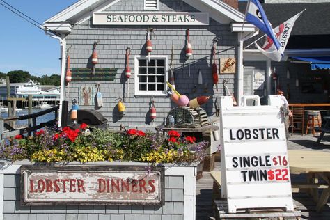 Portland Lobster Company, Things To Do In Maine, Maine Seafood, Boothbay Maine, Portland Maine Travel, Boothbay Harbor Maine, Appetizer Display, Lobster Dinner, Floating Restaurant