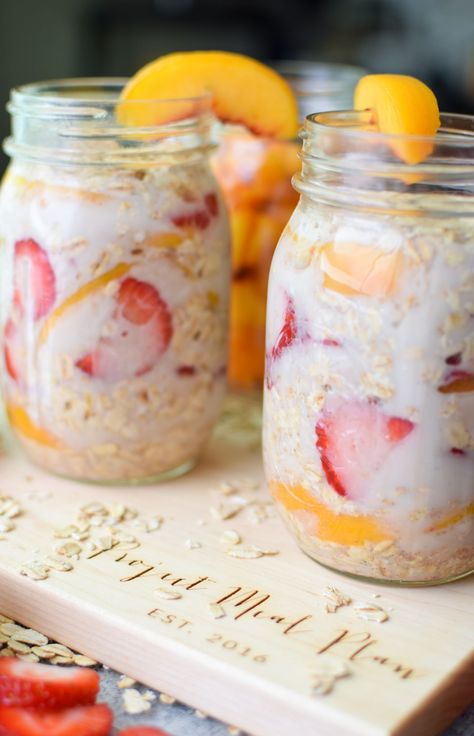 Healthy Mug Muffin, Strawberries And Peaches, Peach Overnight Oats, Overnight Oats Recipe Easy, Night Oats, Best Overnight Oats Recipe, Oats Overnight, Oat Recipes Healthy, Overnight Oats Recipe Healthy