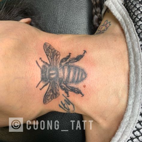 Bee Neck Tattoos Women, Bee Throat Tattoo, Bee Neck Tattoo, Face Tats, Bumble Bee Tattoo, Throat Tattoo, Neck Tattoos Women, Bee Tattoo, Art Tattoos