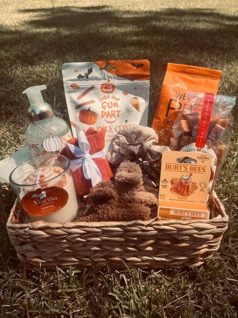 ❀ Pumpkin Spice Gift Basket ❀  This basket Includes includes:   -2 fluffy claw clips  -2 fall themed scrunchies  -Burt's Bees Honey lip balm  -Just the Fun Part pumpkin spice waffle cones  -Martha Stewart Sticky Buns candle  -Happy Sweets maple apple caramels  -Sweetie Pie ground coffee  -Body Prescriptions white pumpkin foaming hand soap  -pair of socks -gift basket, wrap, and personalized tag  -optional card add-on *Add-on hand written note on a beautiful card and gift box with bow available. Boo Basket Ideas For Girlfriend Fall, Pumpkin Spice Gift Basket Ideas, Fall Prize Basket Ideas, Fall Goodie Basket, November Gift Basket Ideas, Pumpkin Basket Ideas, Fall Theme Gift Basket Ideas, Fall Baskets Gift, Fall Boo Basket