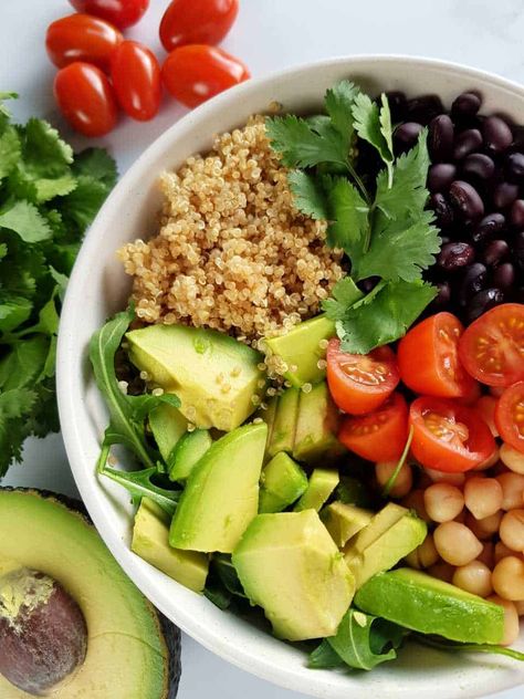 Quinoa salad with black beans, chickpeas and avocado Quinoa Salad With Avocado, Salad With Black Beans, Black Bean And Quinoa, Roasted Chickpea Salad, Bean Salad Healthy, The Perfect Salad, Avocado Bowl, Avocado Quinoa, Grain Recipes