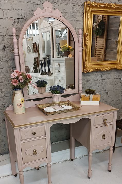 This precious vanity is painted with Dixie Belle's Tea Rose. If you haven't tried it, you should!! It's deeper than a blush pink, but still subtle and feminine. Tea Rose covers well and after 2 coats dried, I used a light coat of Rustoleum's Java Brown decorative glaze to age and deepen the finish. The top trim edge was brushed with Dixie Belle's gold guilding wax as well as the pulls. Sealed with Varathane's poly crystal clear gloss and Voila! Perfection! This piece has sold!💋 Painted Porch, Furniture Flipping, Legit Work From Home, Vanity Ideas, Porch Furniture, Clear Gloss, Light Coat, Tea Rose, Vintage Vanity