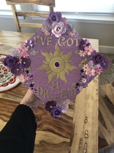 High School Graduation Cap Designs, Grad Cap Ideas, Disney Graduation Cap, Bolo Rapunzel, Funny Graduation Caps, Creative Graduation Caps, Graduation Cap Ideas, Disney Graduation, College Grad Cap Ideas