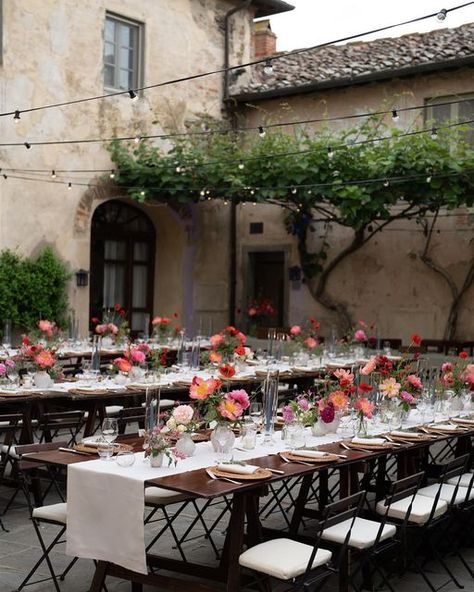 WEDDING PLANNERS IN ITALY on Instagram: "A taste of what’s to come ✨ A charming rehearsal dinner gives guests a relaxing opportunity to unwind together in the courtyard while setting the tone for the wedding day. @davidbastianoni #italianwedding #italywedding #italyweddings #destinationwedding #destinationweddingplanner #destinationweddingplanning #amalficoast #amalficoastitaly #lakecomo #lakecomoweddingplanner #weddinginspiration #weddinginspo #luxurywedding #luxuryweddingplanner #weddingfl Italy Wedding Table Settings, Courtyard Dinner Party, Plain Wedding Table Decor, Portugal Wedding Aesthetic, Rehearsal Dinner Florals, Dinner Party Styling, Colorful Italian Wedding, Rehearsal Dinner Aesthetic, Italian Wedding Table Decor