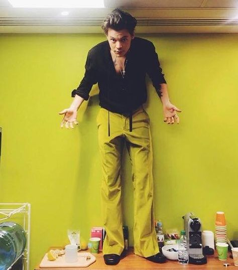 Harry 1d, Harry Styles Wallpaper, Nicole Scherzinger, Harry Styles Pictures, Harry Styles Photos, Mr Style, Treat People With Kindness, Harry Edward Styles, Edward Styles