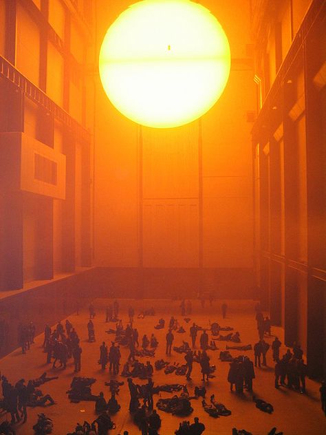 Olafur Eliasson's sun installation at Tate Modern. Repinned from Vital Outburst clothing vitaloutburst.com Sun Installation, The Weather Project, Weather Projects, Tate Modern Art, Olafur Eliasson, Interactive Art, Tate Modern, Luminaire Design, Sculpture Installation