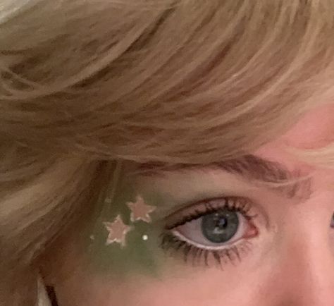 Green Star Makeup, Star Eye Makeup Look, Funky Makeup Looks, Star Eye Makeup, Star Eyeliner, Hippie Makeup, Funky Makeup, Swag Makeup, Star Makeup