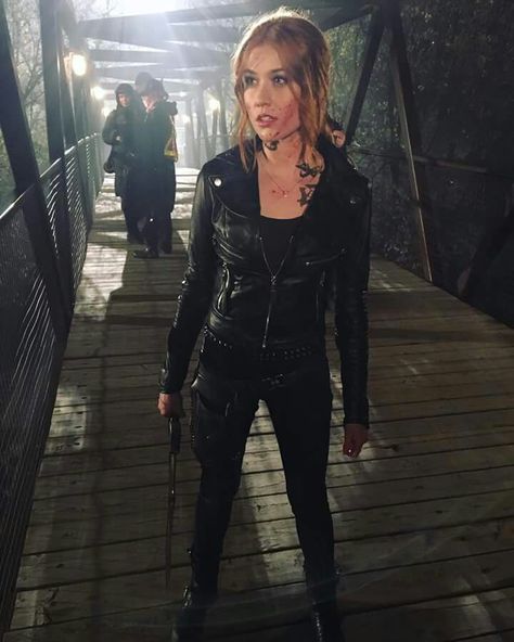 Hunter Costume, Arrow Black Canary, Hunter Outfit, Clary Fray, Katherine Mcnamara, Group Halloween Costumes, People's Choice Awards, Cassandra Clare, Shadow Hunters