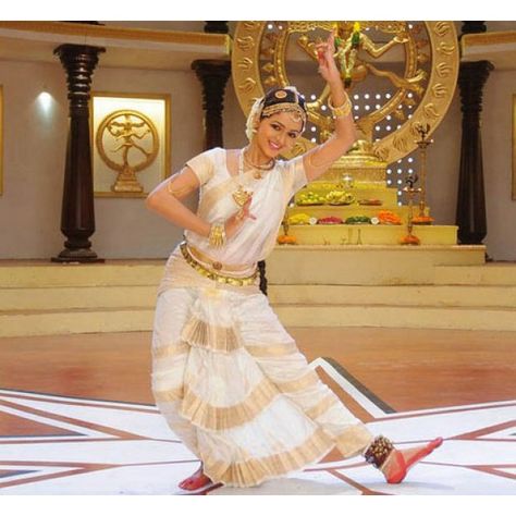 Love the white with gold combination. White Bharatnatyam Costume, Bharatnatyam Dress Costumes, Bharatnatyam Costume, Bharatanatyam Makeup, Bharatanatyam Dress, Bharat Natyam, Bharatnatyam Poses, Bharatnatyam Dance, Kathak Costume