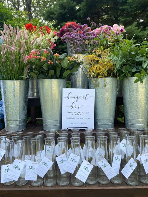 Diy Flower Bar, Bouquet Bar, Garden Party Bridal Shower, Bridal Shower Inspo, Garden Bridal Showers, Bridal Shower Planning, Wildflower Baby Shower, Spring Bridal Shower, Bridal Shower Inspiration