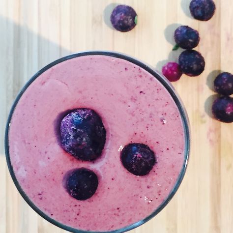 Adrenal Super Boost Smoothie http://karen-gallagher.com/adrenal-super-boost-smoothie/ Adrenal Smoothie, Yummy Breakfast Smoothies, Hormonal Imbalance, Raw Coconut, Adaptogenic Herbs, Adrenal Fatigue, Smoothie Ingredients, Vanilla Protein Powder, Yummy Smoothies