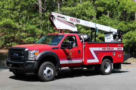 Bucket Truck Lineman, Small Ladder, Bucket Truck, Landscaping Tools, Wrap Ideas, Fire Apparatus, Truck Design, Fire Rescue, Emergency Vehicles